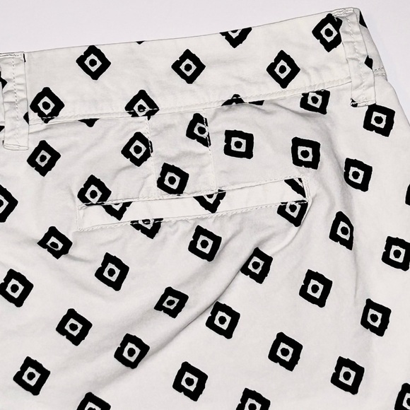Old Navy Geometric Chino Shortie Shorts Black White Women’s 10 EUC - Picture 7 of 16